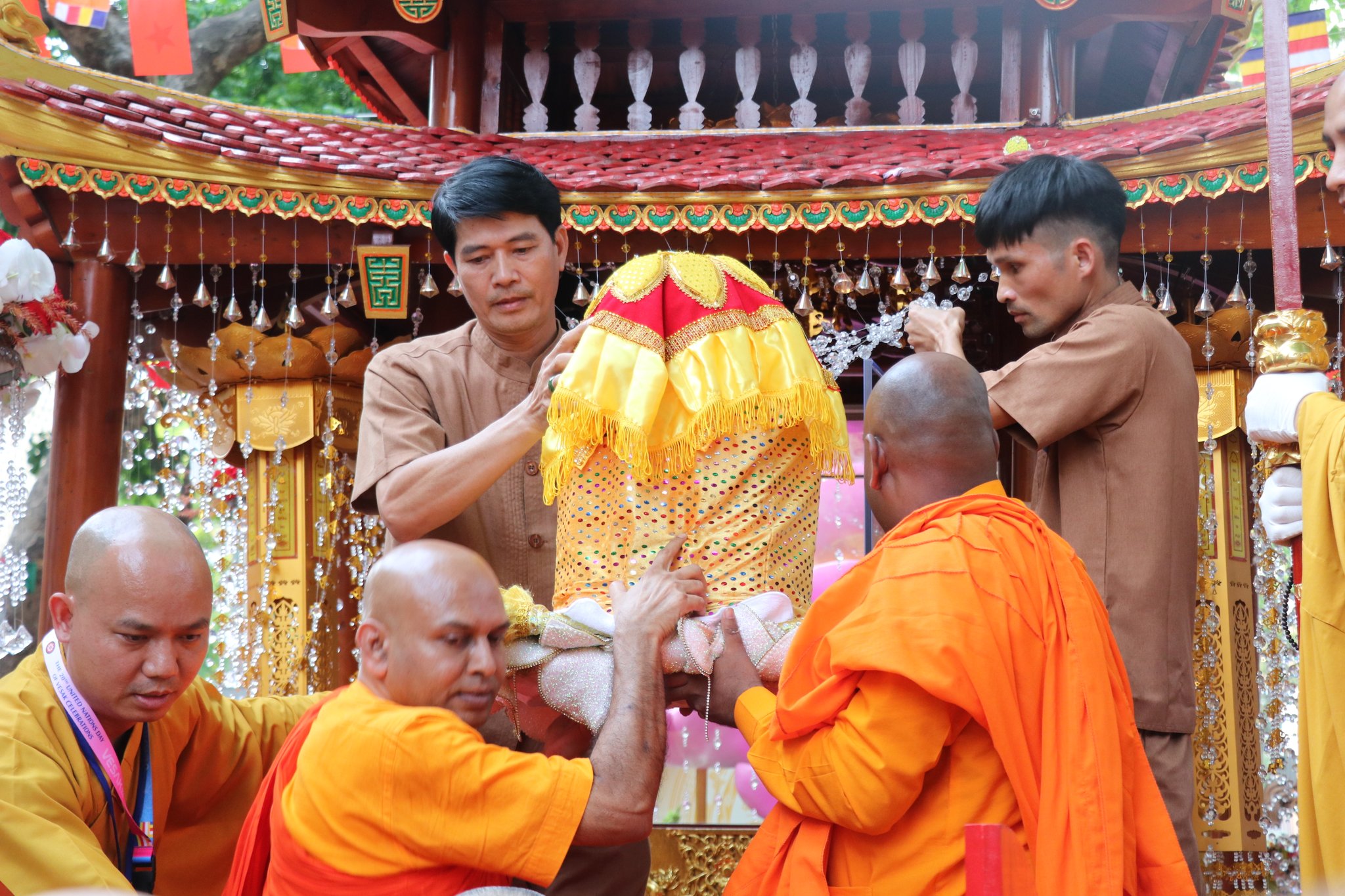 वियतनाम की राजधानी हनोई में क्वान सू पैगोडा मंदिर में बड़ी संख्या में श्रद्धालु पवित्र बौद्ध अवशेषों को श्रद्धांजलि अर्पित कर रहे हैं