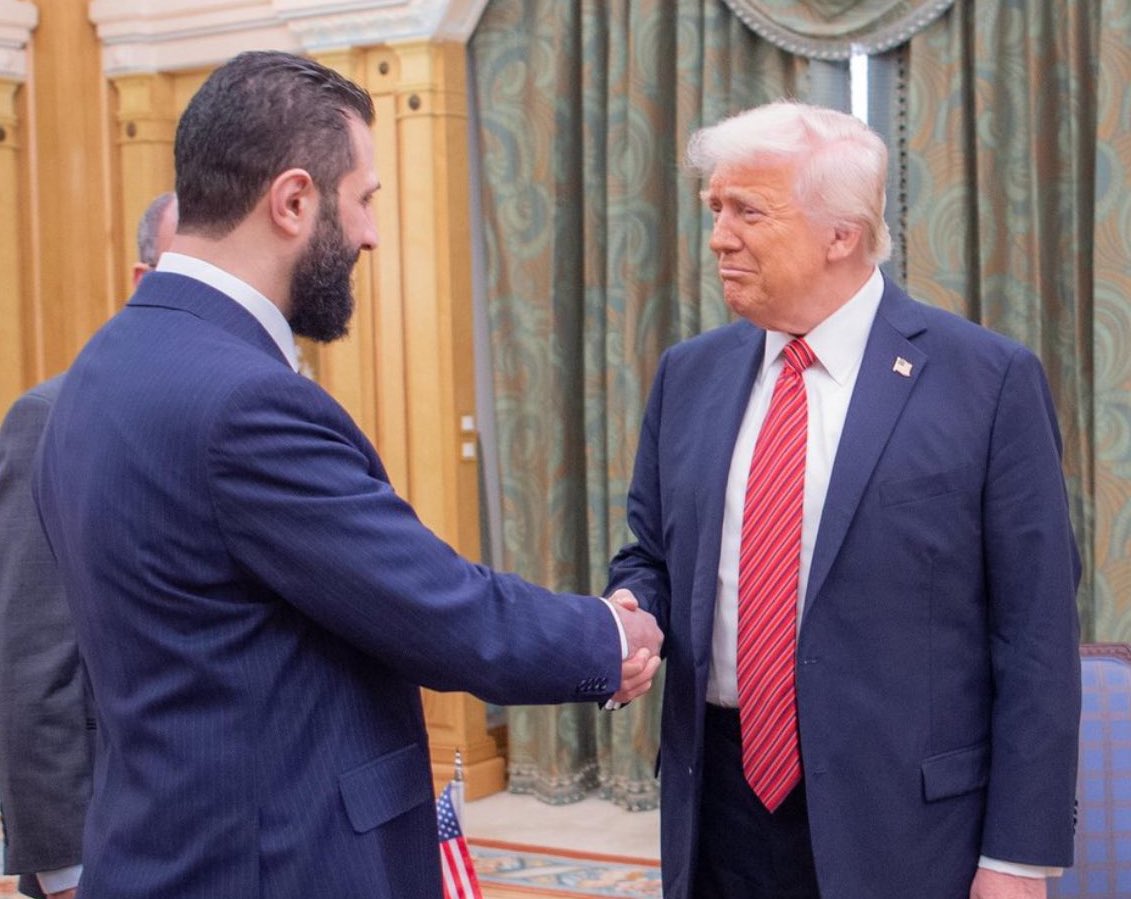 امریکی صدر ڈونالڈ ٹرمپ نے راجدھانی دوحہ میں قطر کے امیر شیخ تمیم بن حماد الثانی سے بات چیت کی