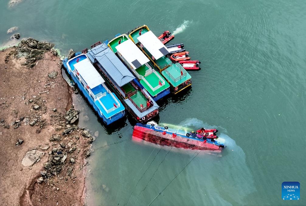चीन में कल गुइझोऊ प्रांत में तेज़ हवाओं के कारण चार पर्यटक नौकाएं पलटीं