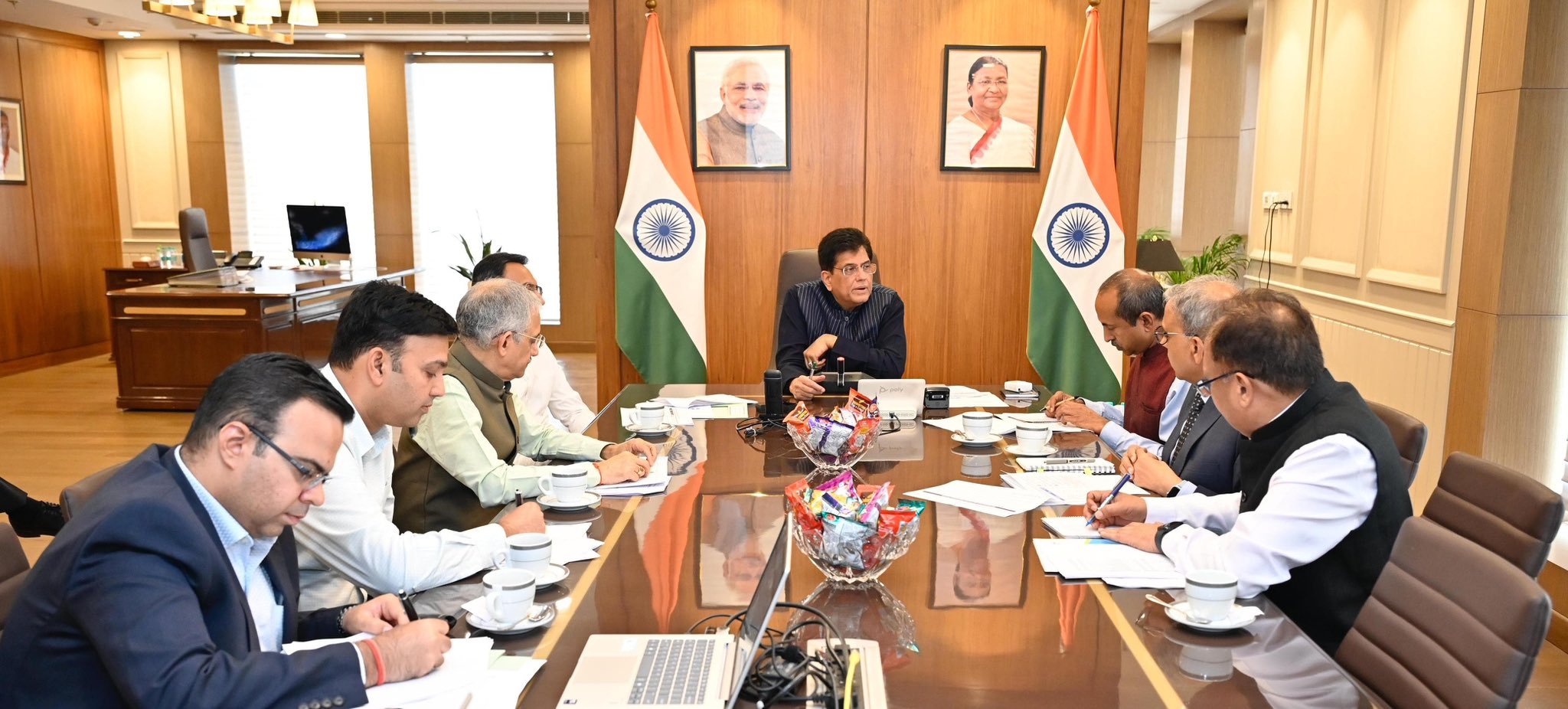 पीयूष गोयल ने नई दिल्ली में सभी स्टार्टअप फंड की प्रगति का आकलन करने के लिए अधिकारियों के साथ समीक्षा बैठक की