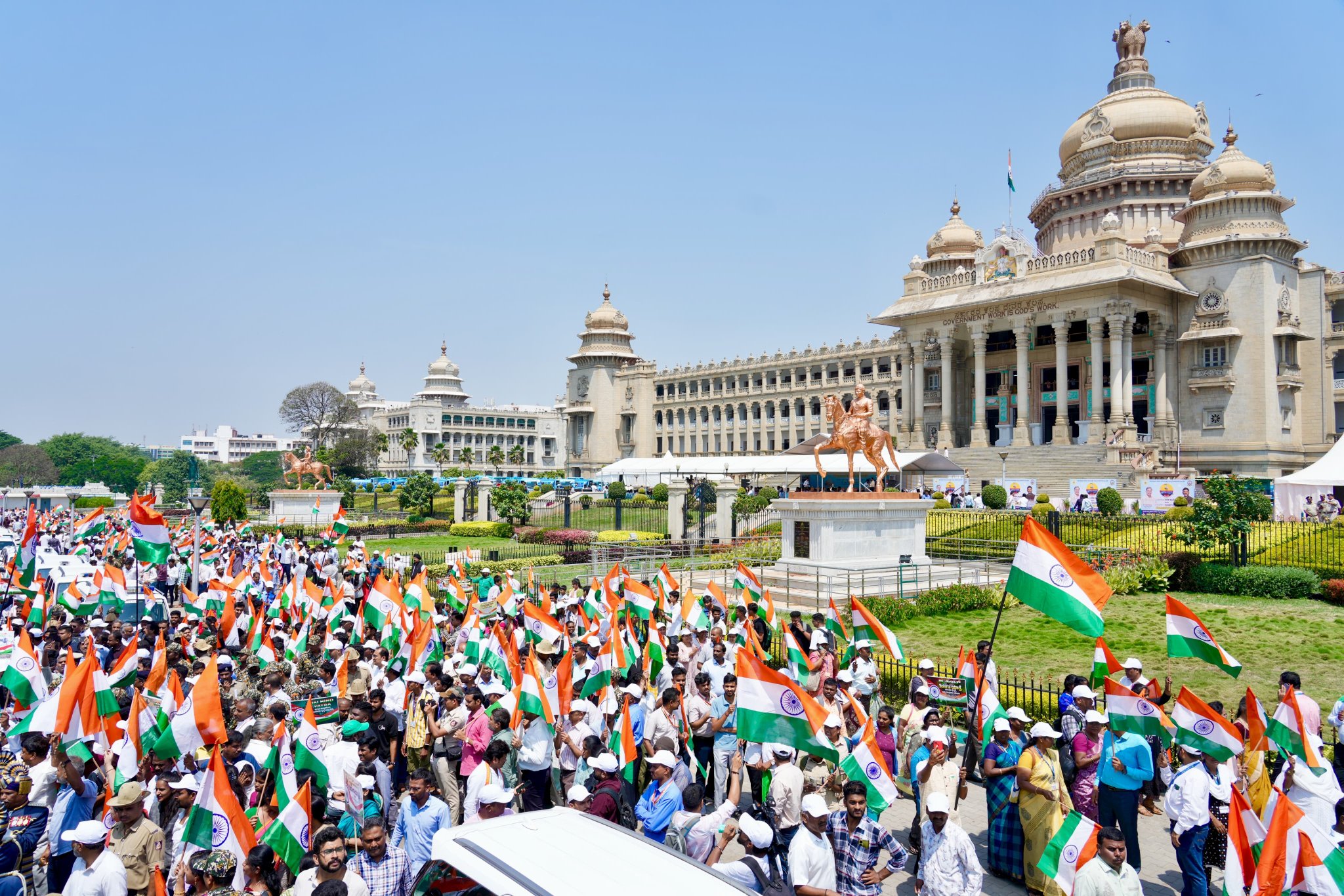कर्नाटकः मुख्यमंत्री सिद्धारमैया और उपमुख्यमंत्री डीके शिवकुमार ने बेंगलुरू के प्रमुख स्थानों पर तिरंगा यात्रा का नेतृत्व किया