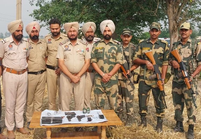 बीएसएफ और पंजाब पुलिस ने अमृतसर सीमा पर हथियार, गोला-बारूद और विस्फोटक बरामद किए