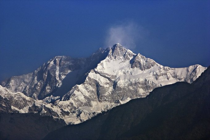 10 पर्वतारोहियों के दल ने विश्व की तीसरी सबसे ऊंची चोटी माउंट कंचनजंगा पर पहुंचने में सफलता अर्जित की