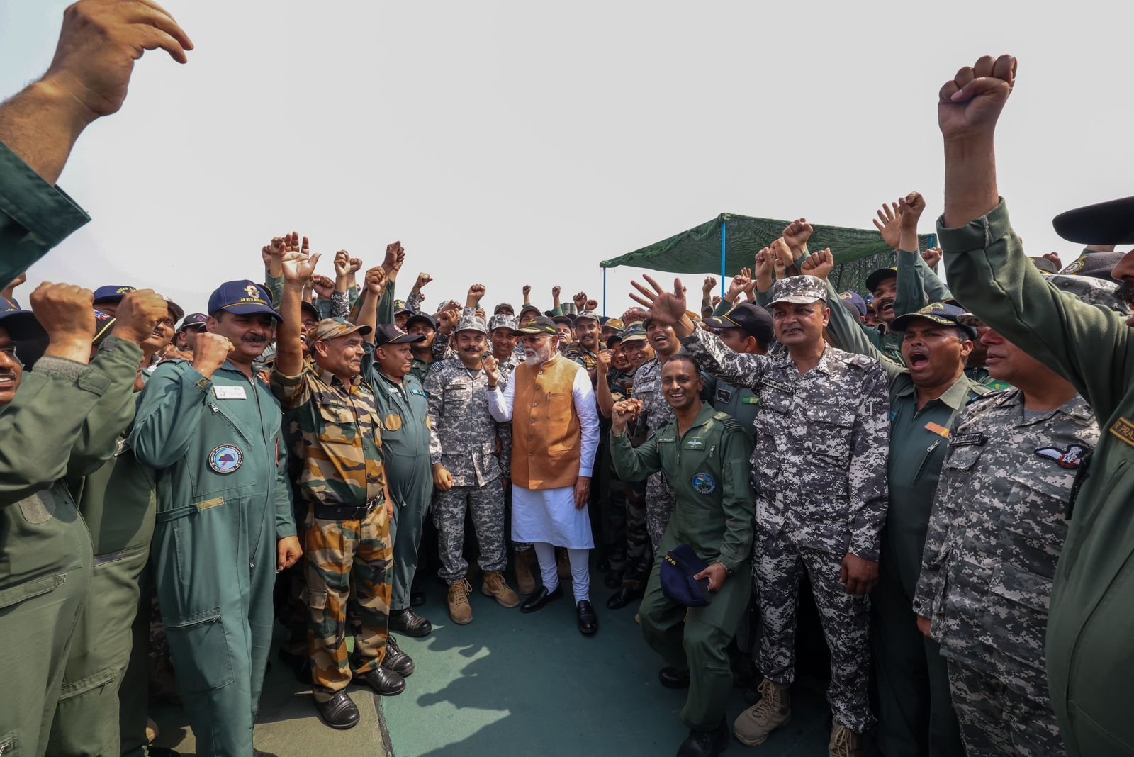 प्रधानमंत्री नरेंद्र मोदी ने ऑपरेशन सिंदूर के बाद पंजाब के आदमपुर वायुसेना केंद्र का दौरा किया