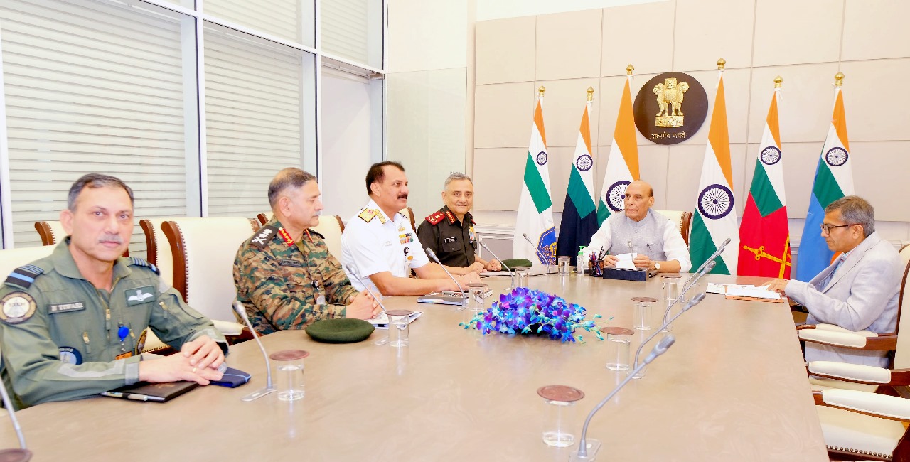 रक्षा मंत्री राजनाथ सिंह ने देश की पश्चिमी सीमाओं पर सुरक्षा स्थिति की समीक्षा के लिए उच्च स्तरीय बैठक की