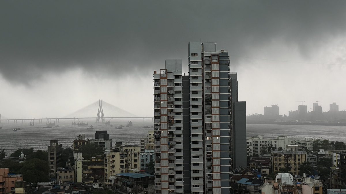 महाराष्ट्र में पुणे, सतारा, सोलापुर, रायगढ़, मुंबई महानगर क्षेत्र सहित कई क्षेत्रों में तेज वर्षा