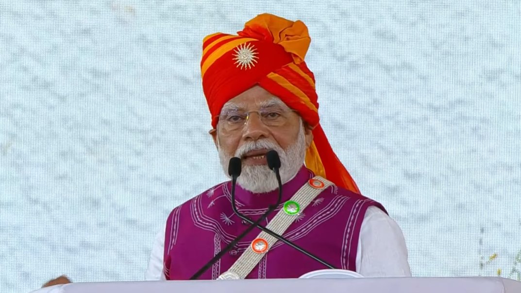 प्रधानमंत्री नरेंद्र मोदी ने गुजरात के दाहोद में लगभग 24,000 करोड़ रुपये की लागत वाली कई विकास परियोजनाओं का शुभारंभ किया