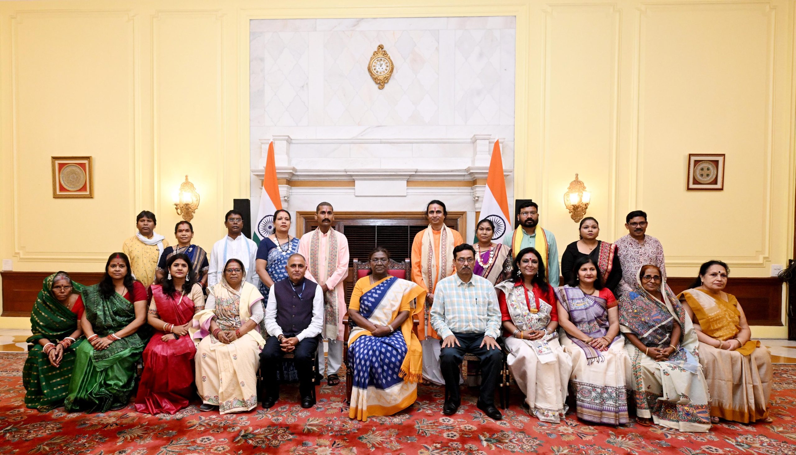 রাষ্ট্রপতি দ্রৌপদী মুর্মু আজ রাষ্ট্রপতি ভবনে কলা উৎসবের অঙ্গ হিসেবে মধুবনী ও গোন্দ শিল্পীদের একটি দলের সঙ্গে কথা বলেন।