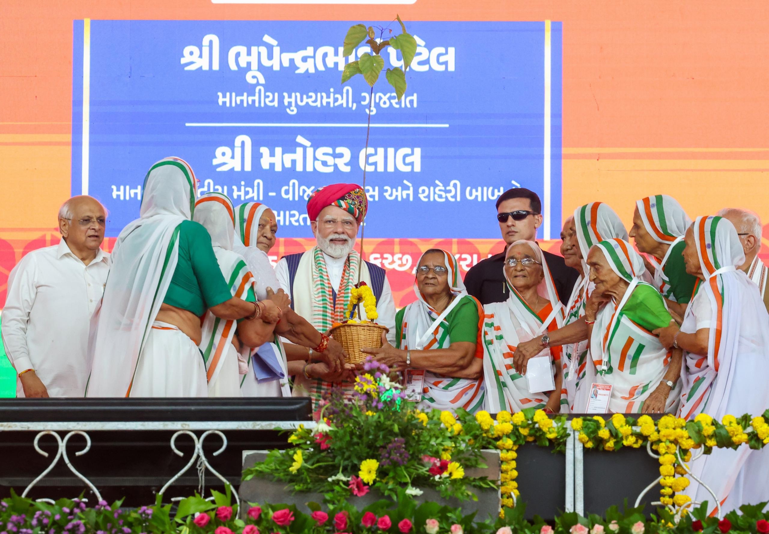 પ્રધાનમંત્રીએ ગઇકાલે દાહોદમાંથી 24 હજાર કરોડ અને ભૂજમાં 53 હજાર કરોડ કરતાં વધુના વિકાસ કાર્યોનુ લોકાર્પણ અને ખાતમૂહૂર્ત કર્યુ