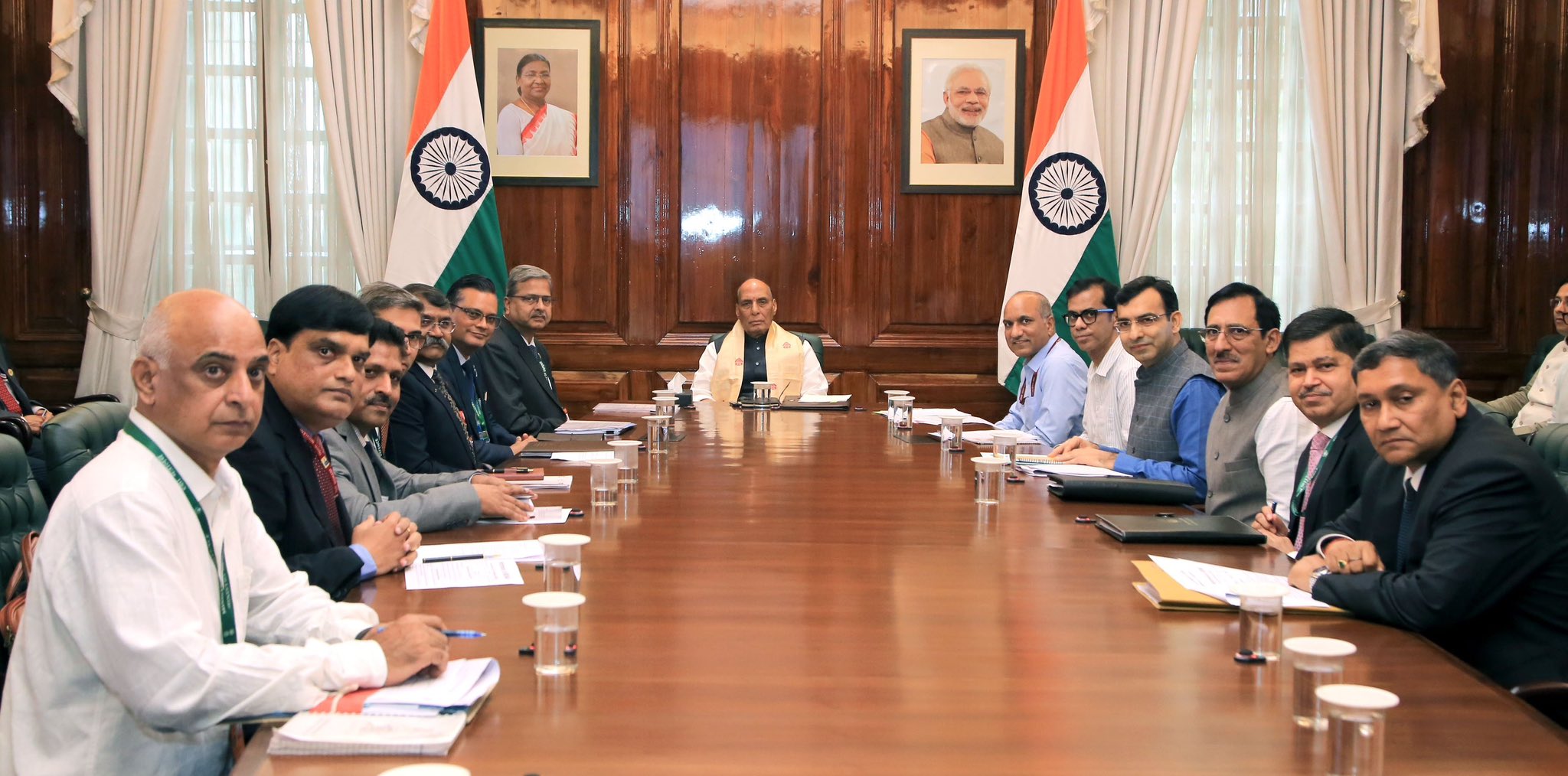 रक्षा मंत्री राजनाथ सिंह ने आठ रक्षा सार्वजनिक क्षेत्र उपक्रमों के प्रदर्शन की समीक्षा की