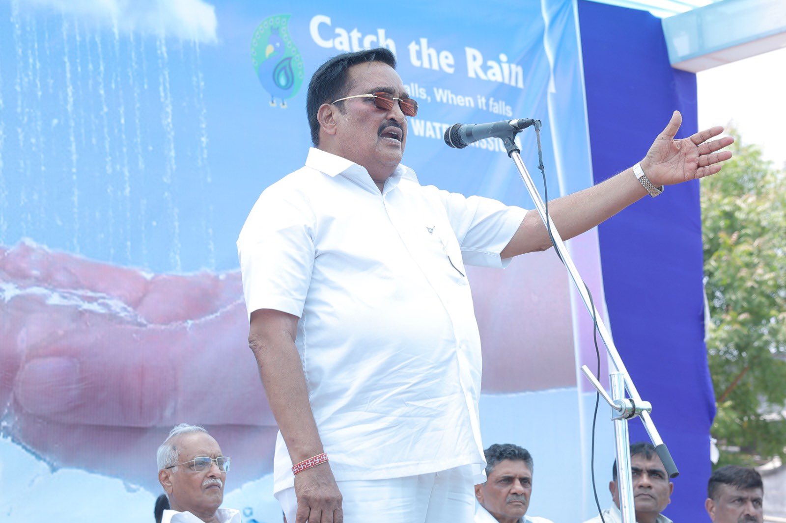 કેન્દ્રીય જળશક્તિ મંત્રી સી.આર.પાટીલે ખેતરમાં બોર કરીને પાણી જમીનમાં ઉતારવા ખેડૂતોને અનુરોધ કર્યો