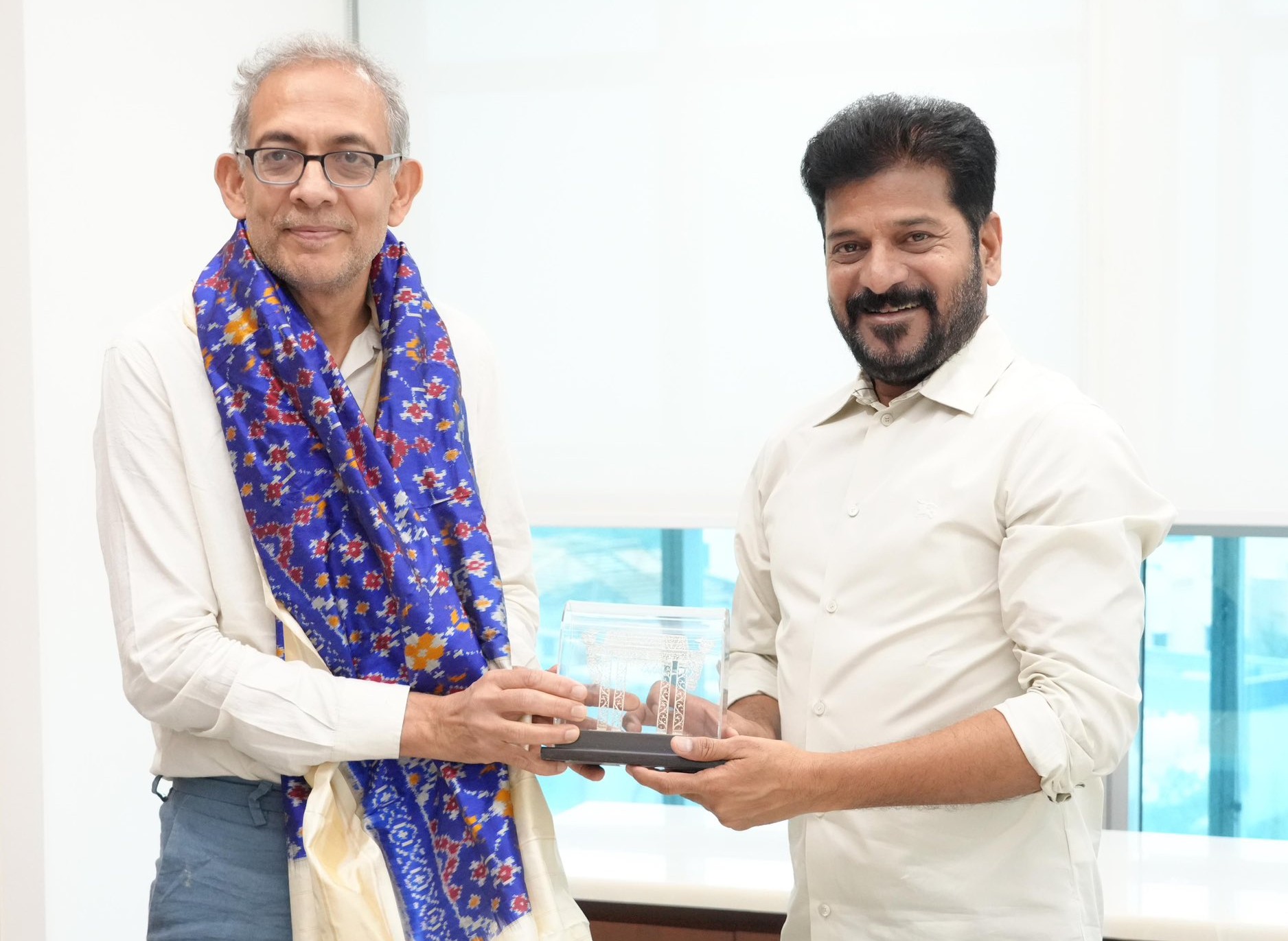 नोबेल पुरस्कार विजेता अभिजीत बनर्जी तेलंगाना राइजिंग के विजन बोर्ड से जुड़े