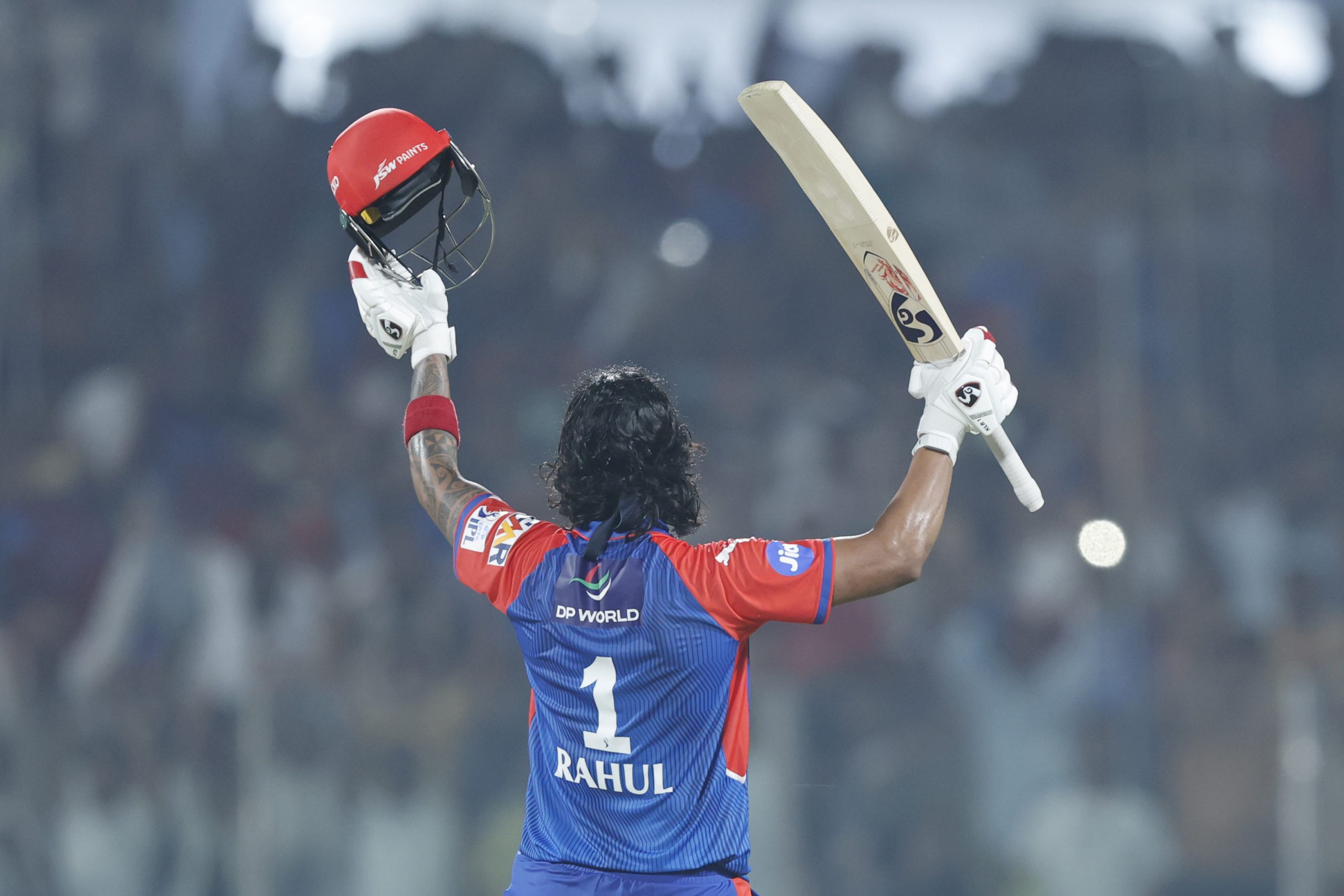 কে এল রাহুল টি -২০ ক্রিকেটে ভারতের দ্রুততম ব্যাটার হিসেবে ৮ হাজার রান করার নজির গড়েছেন।