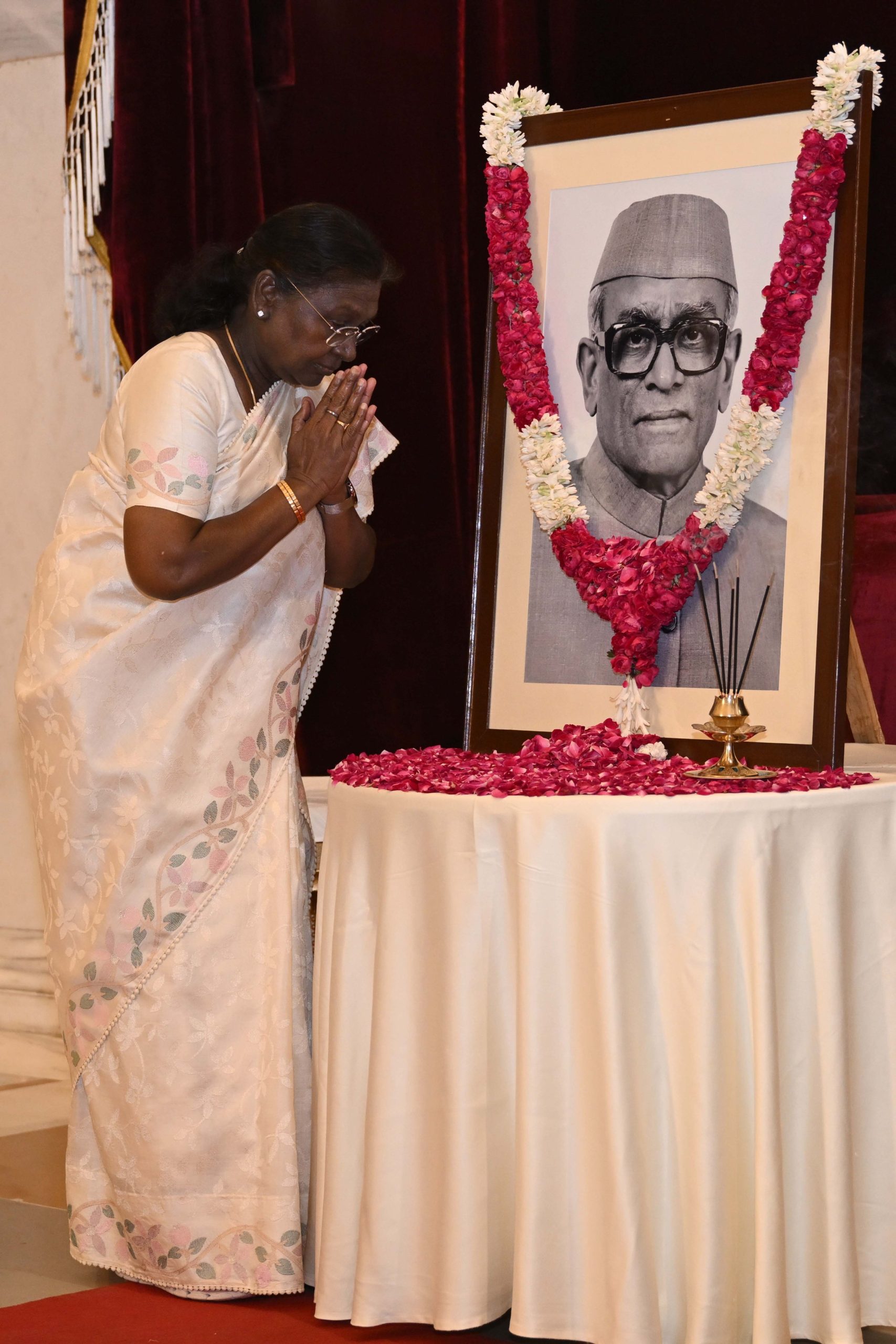 राष्ट्रपति द्रौपदी मुर्मु ने पूर्व राष्ट्रपति नीलम संजीव रेड्डी की जयंती पर उन्हें पुष्पांजलि अर्पित की