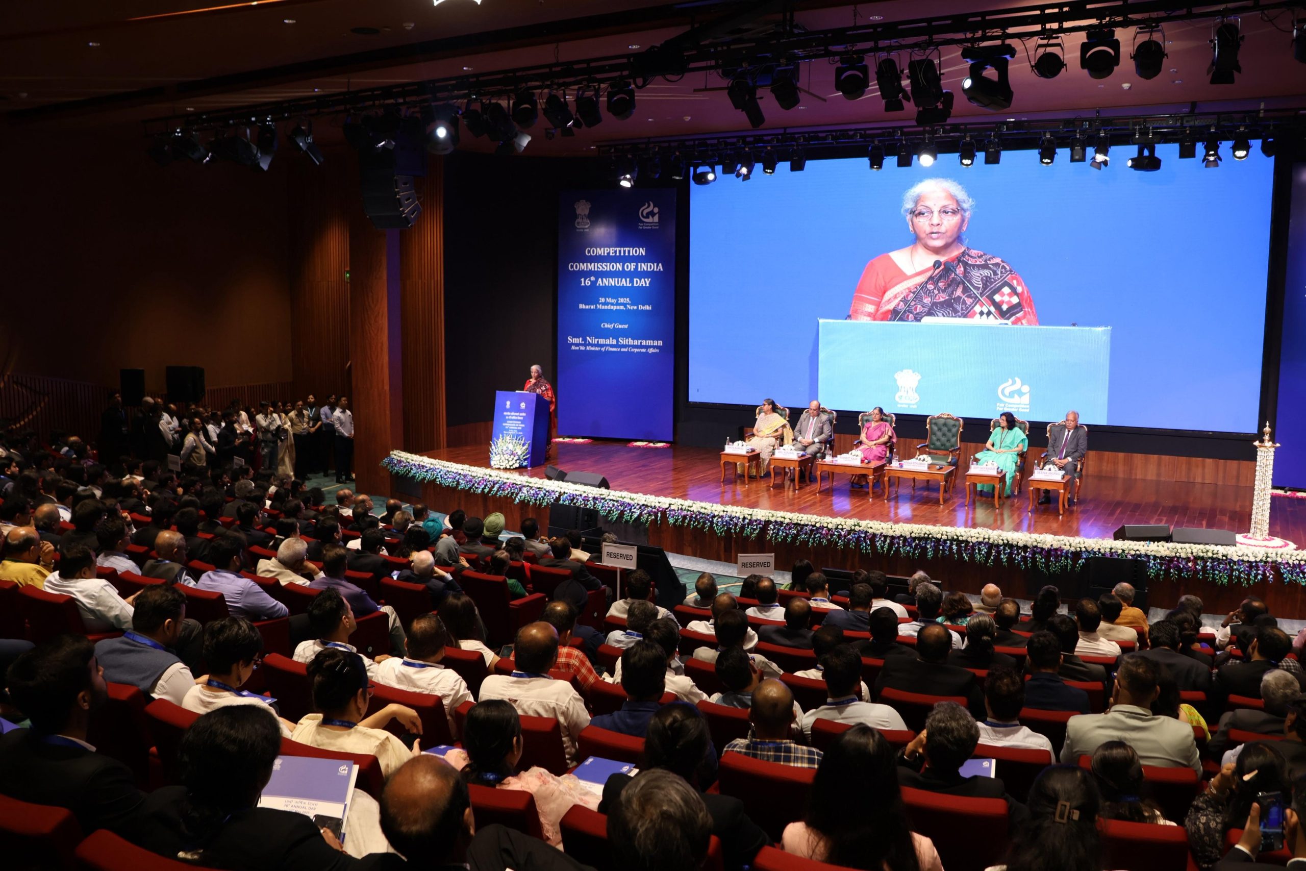 वित्त मंत्री निर्मला सीतारमण ने नई दिल्ली में भारतीय प्रतिस्पर्धा आयोग के 16वें वार्षिक दिवस को संबोधित किया