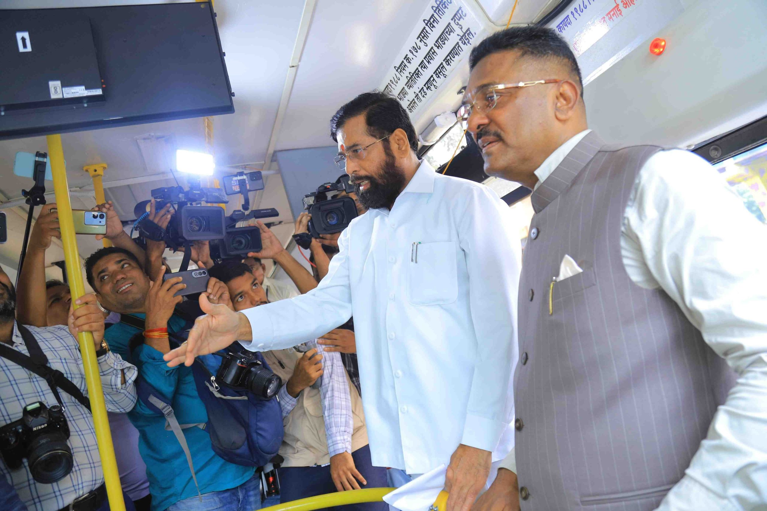 ‘स्मार्ट बस’मध्ये बसवलेल्या आयटी सुरक्षा प्रणालीची उपमुख्यमंत्र्यांनी केली पाहणी