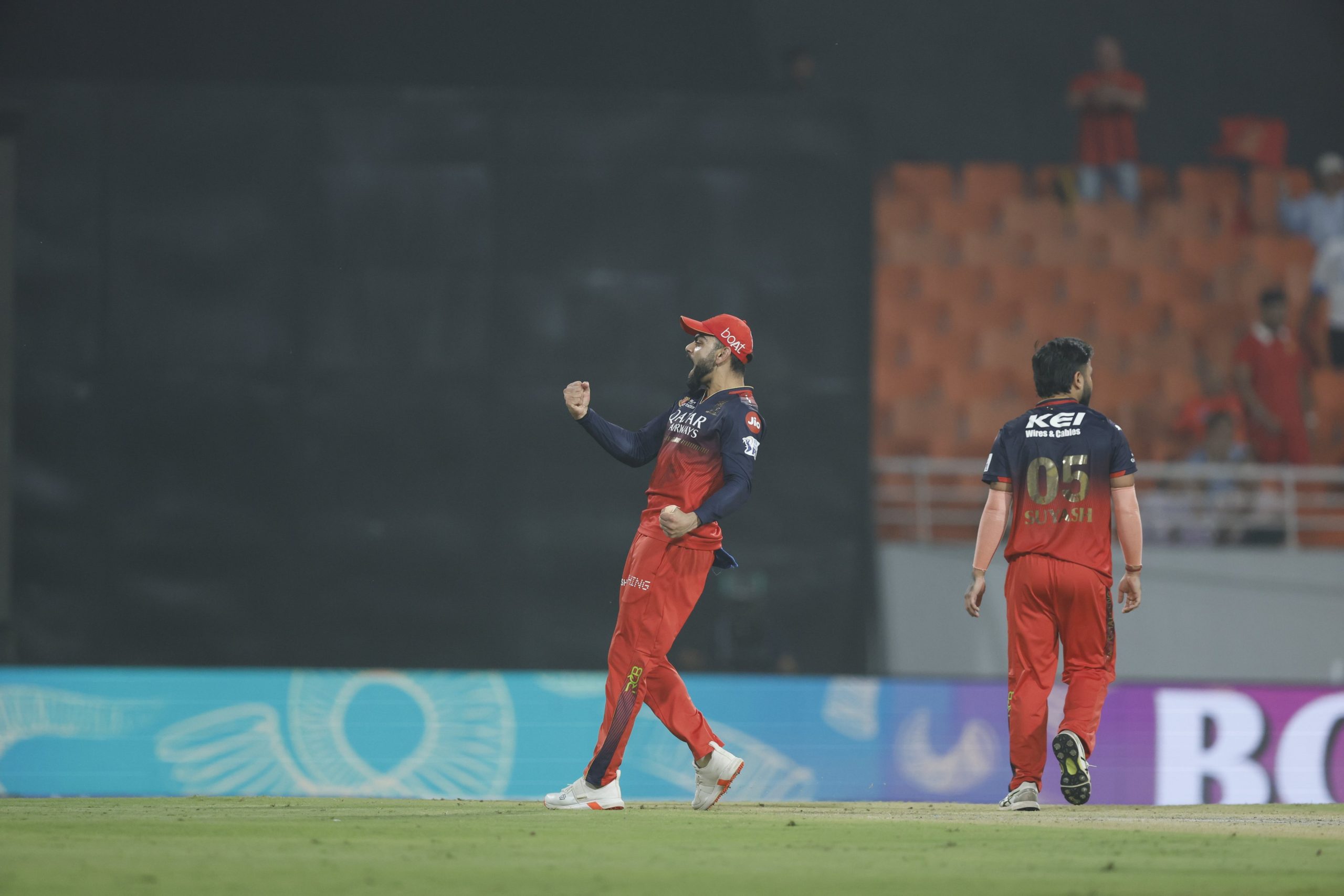 রয়াল চ্যালেঞ্জার্স ব্যাঙ্গালুরু, পাঞ্জাব কিংসকে ৮ উইকেটে হারিয়ে প্রথম দল হিসেবে এবারের আইপিএল ক্রিকেটের  ফাইনালে পৌঁছেছে।