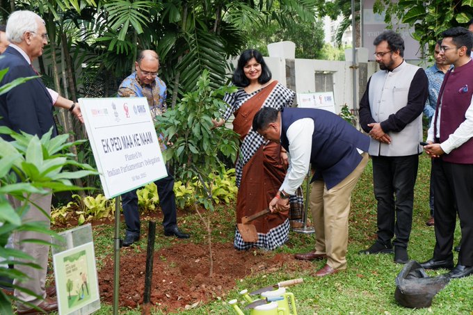 जेडीयू सांसद संजय झा के नेतृत्व में सर्वदलीय प्रतिनिधिमंडल ने जकार्ता में इंडोनेशिया के थिंक टैंक और शिक्षाविदों के विद्वानों और शोधकर्ताओं के साथ कई बैठकें कीं