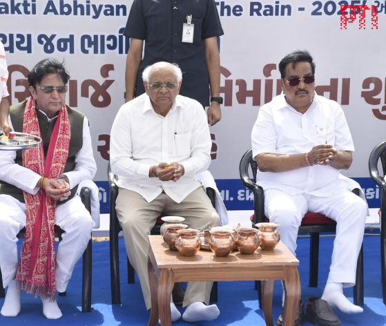 गुजरात के मुख्यमंत्री भूपेंद्र पटेल ने बनासकांठा में कैच द रेन-2025 पहल के अंतर्गत कुआं पुनर्भरण अभियान की शुरुआत की