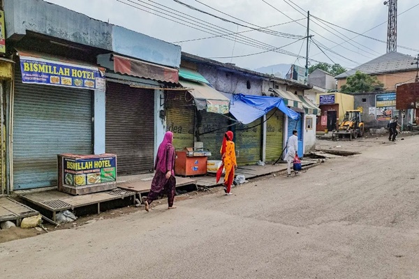 Civilians along LoC & international Border in J&K evacuated to safer places