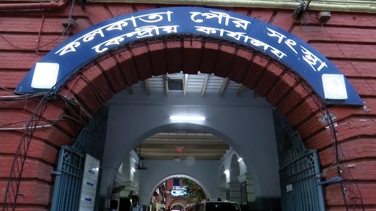 ল্যাম্পপোস্ট থেকে বিদ্যুৎস্পৃষ্ট হওয়ার বিপদ এড়াতে মহানগরীর বাতি স্তম্ভগুলিকে পিভিসি সিট দিয়ে মুড়ে দেওয়ার সিদ্ধান্ত নিয়েছে কলকাতা পুরসভা।