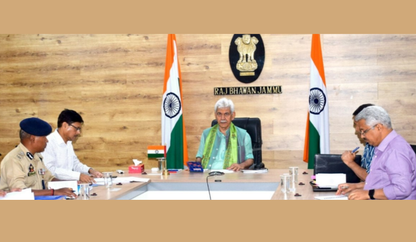 जम्मू-कश्मीर: उपराज्यपाल मनोज सिन्हा ने सुरक्षा स्थिति की समीक्षा के लिए वरिष्ठ अधिकारियों के साथ बैठक की