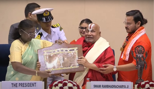 राष्ट्रपति द्रौपदी मुर्मु ने स्‍वामी रामभद्राचार्य को 58वें ज्ञानपीठ पुरस्कार से सम्मानित किया