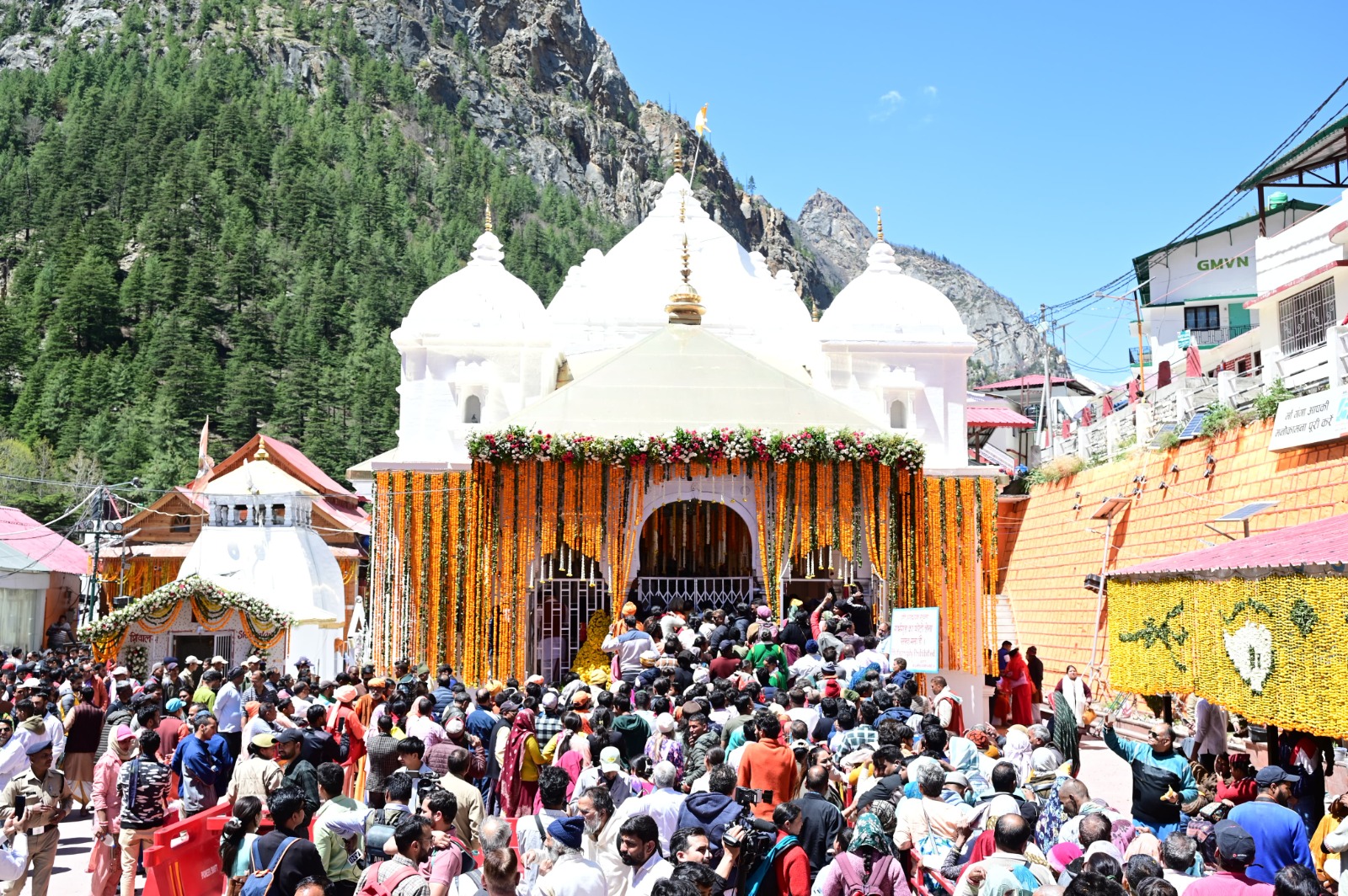 गंगोत्री और यमुनोत्री धाम में पहले ही दिन 17 हजार से अधिक श्रद्धालुओं ने दर्शन किये