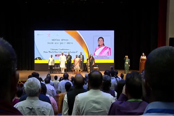 राष्ट्रपति द्रौपदी मुर्मु ने आज नई दिल्ली में राष्ट्रपति भवन सांस्कृतिक केंद्र में साहित्य सम्मेलन का उद्घाटन किया