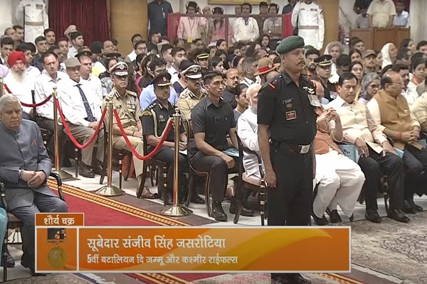 President Murmu presents Gallantry Awards in Defence Investiture Ceremony