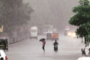 मुंबई और आस-पास के इलाकों में सुबह से ही हल्की बारिश हो रही है