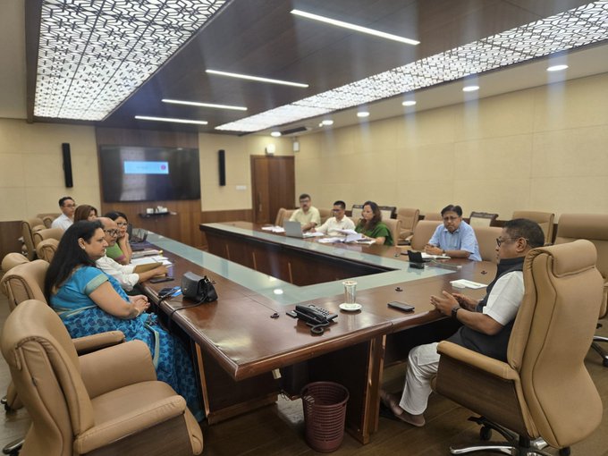 বিদ্যালয় শিক্ষা বিভাগৰ বিষয়ববীয়াৰে শিক্ষামন্ত্রী ডাঃ ৰণোজ পেগুৰ পর্যালোচনা বৈঠক