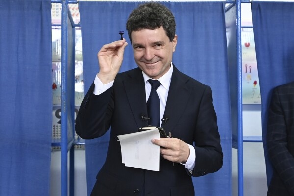 Independent candidate Nicusor Dan assumes office as President of Romania