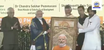 आन्‍ध्रप्रदेशः अमरावती की निर्माण-परियोजनाओं की आधारशिला रखने के लिए वेलागापुड़ा पहुंँचे प्रधानमंत्री नरेन्‍द्र मोदी