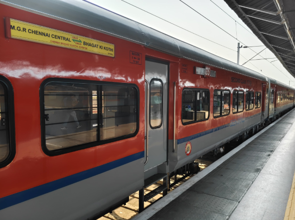 रेल मंत्री अश्विनी वैष्णव ने पुणे से दो नई रेलगांडियों का शुभारंभ किया