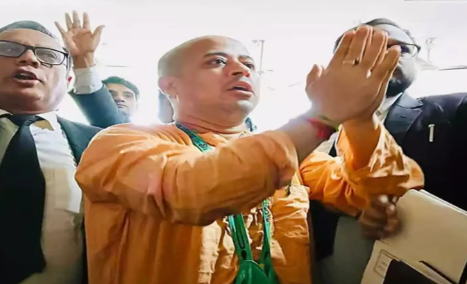 बांग्लादेशः चिन्मय कृष्ण दास ब्रह्मचारी को वकील सैफुल इस्लाम की हत्या के मामले में गिरफ़्तार करने का आदेश