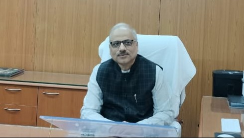छत्तीसगढ़ उच्च न्यायालय के मुख्य न्यायाधीश रमेश सिन्हा ने न्यायालय की लाइब्रेरी और अन्य अनुभागों में चल रहे सत्यापन कार्य का निरीक्षण किया