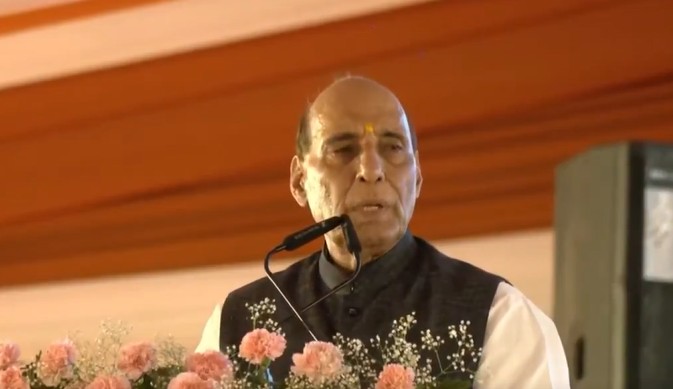रक्षामंत्री राजनाथ सिंह ने ऑपरेशन सिंदूर के दौरान सीमा पार आतंकवाद की जड़ों को सटीकता और अनुशासन के साथ नष्ट करने के लिए भारतीय सशस्त्र बलों की सराहना की