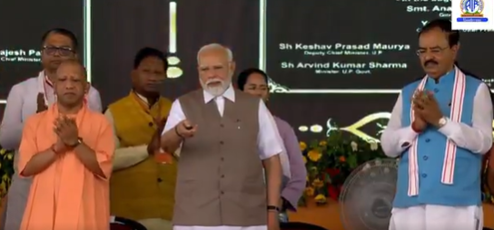प्रधानमंत्री मोदी ने कानपुर में 47,673 करोड़ रुपये से अधिक की 15 मेगा विकास-परियोजनाओं का लोकार्पण और शिलान्यास किया
