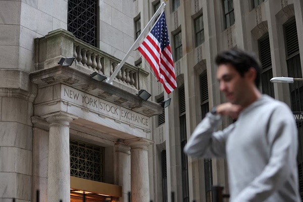 US stocks edge down as shares of chip designers fall