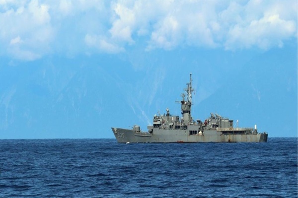 Taiwan says Chinese aircraft, warships seen in Taiwan Strait