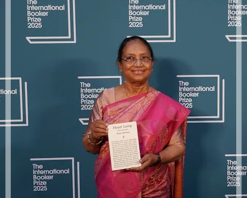 ভাৰতীয় সাহিত্যিক তথা কানাড়া ভাষাৰ গল্পকাৰ বানু মোস্তাকলৈ চলিত বৰ্ষৰ সন্মানীয় বুকাৰ বঁটা আগবঢ়োৱা হৈছে