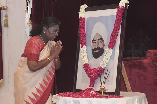 ভূতপূৰ্ব ৰাষ্ট্ৰপতি গিয়ানী জেইল সিঙৰ ১০৯ সংখ্যক জন্মবার্ষিকী উপলক্ষে ৰাষ্ট্ৰপতি মুৰ্মুৰ শ্ৰদ্ধাঞ্জলি