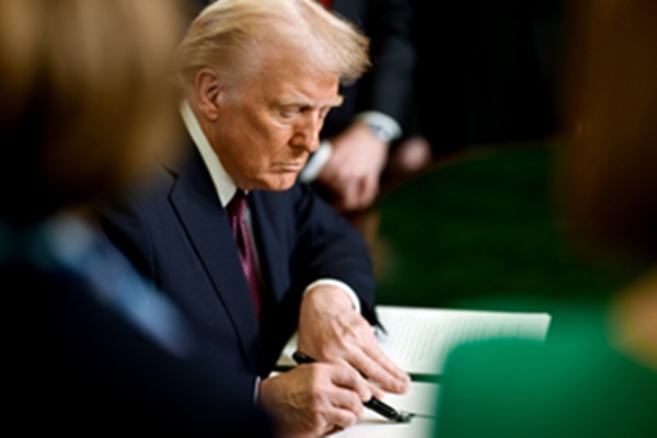 US President Trump pledges to cut US prescription drug prices by 80%
