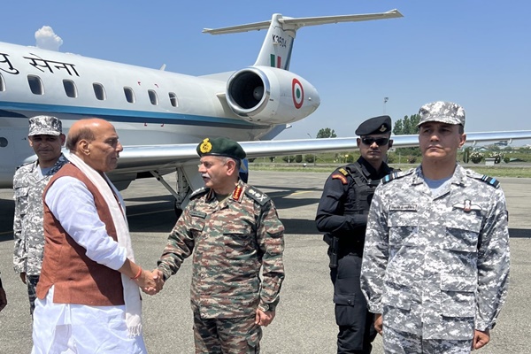 ऑपरेशन सिंदूर के बाद जम्मू-कश्मीर की स्थिति का जायजा लेने श्रीनगर पहुंचे रक्षा मंत्री राजनाथ सिंह