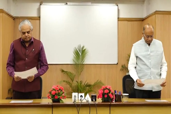 डॉ. अजय कुमार यांनी संघ लोक सेवा आयोगाचे अध्यक्ष म्हणून घेतली शपथ