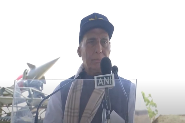 आंतरराष्ट्रीय नाणेनिधीने पाकिस्तानला दिलेल्या आर्थिक मदतीवर पुनर्विचार करावा – संरक्षण मंत्री