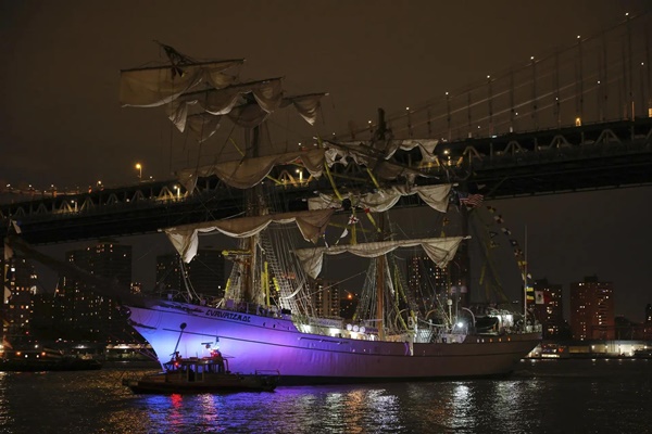 Mexican Navy Ship hit Brooklyn Bridge; 2 Dead, 19 Injured