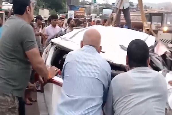 5 killed, driver critically injured as car skids into Jagbudi river on Mumbai-Goa highway