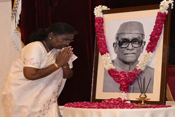 President Murmu pays floral tribute to former President Neelam Sanjiva Reddy on birth anniversary